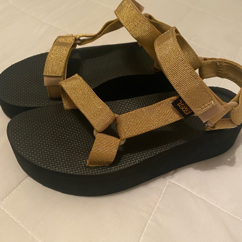 Flatform Teva Sandals Gold metallic Size 8